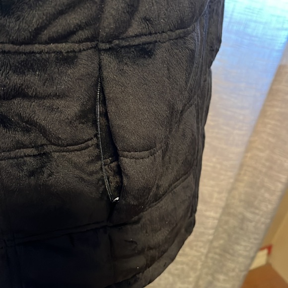 NWT Black puffer vest - Picture 3 of 7